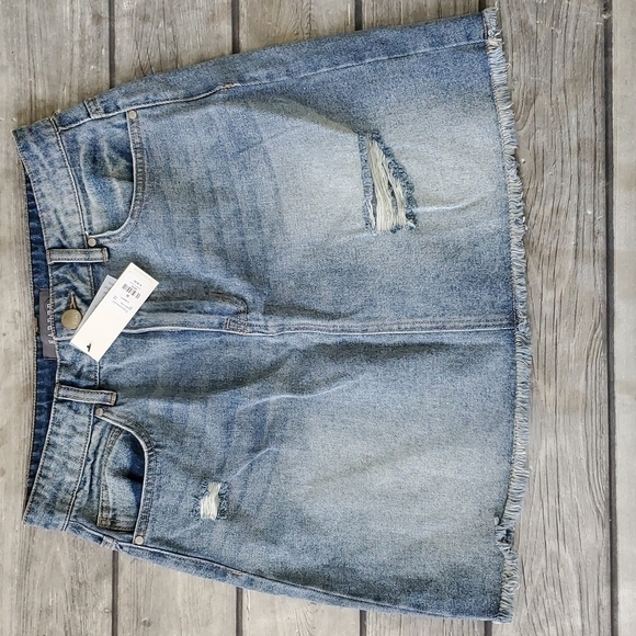 NWT Francesca's Harper Distressed Denim Skirt Sz Med - Picture 1 of 6